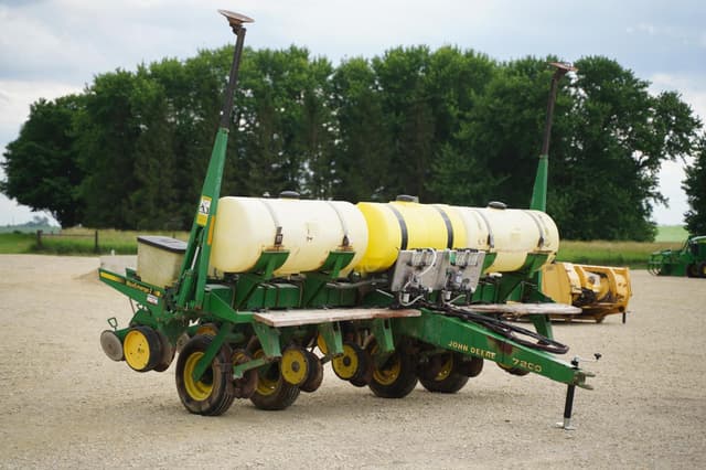 Image of John Deere 7200 equipment image 2