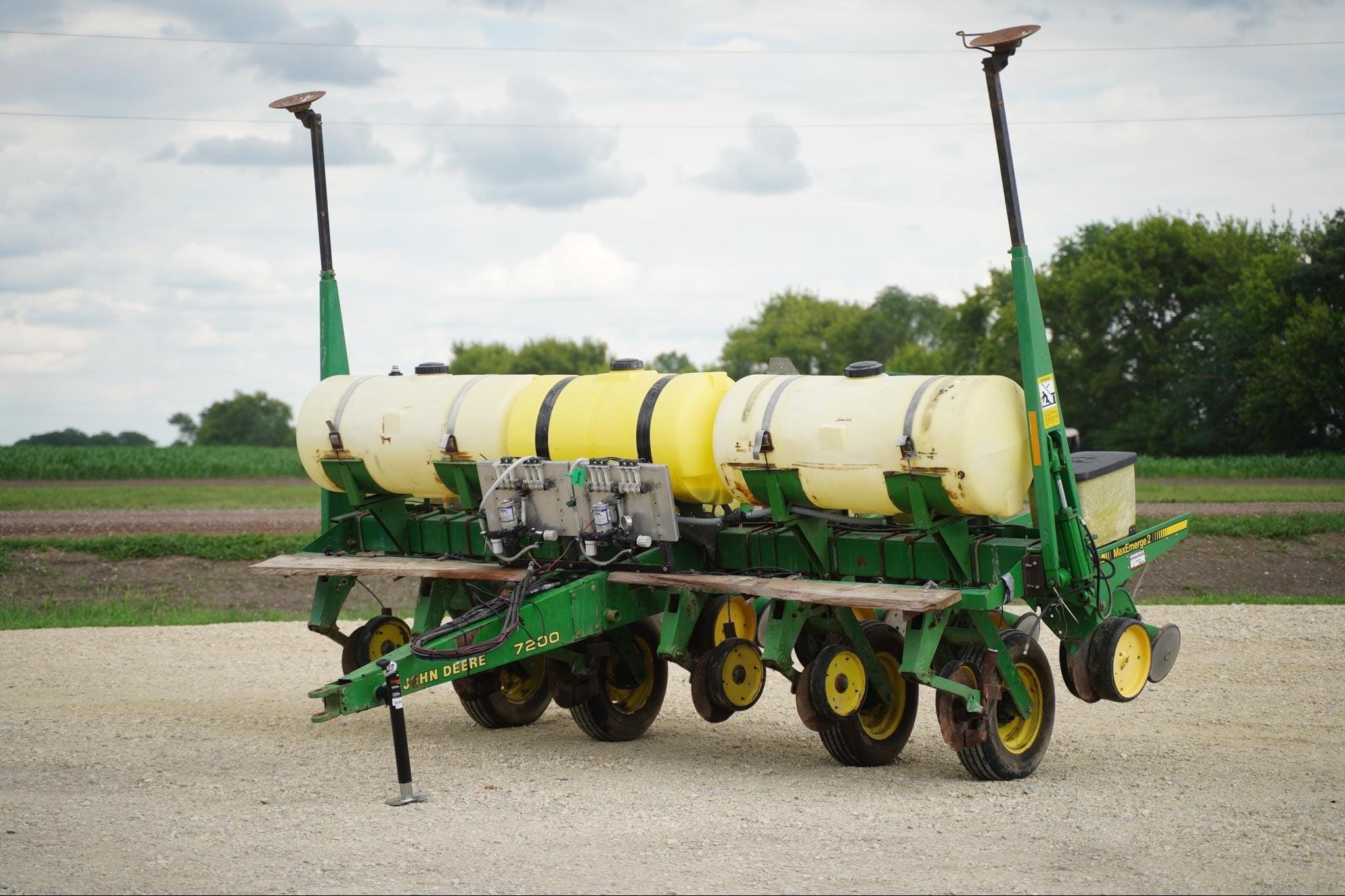 1989 John Deere 7200 Equipment Image0