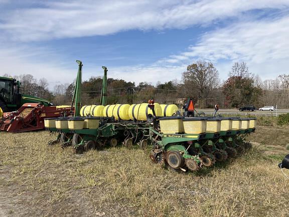 Image of John Deere 7200 equipment image 3