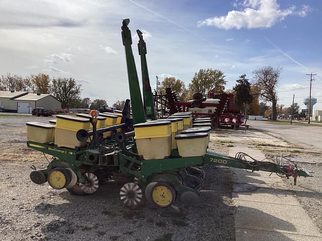 Image of John Deere 7200 equipment image 1