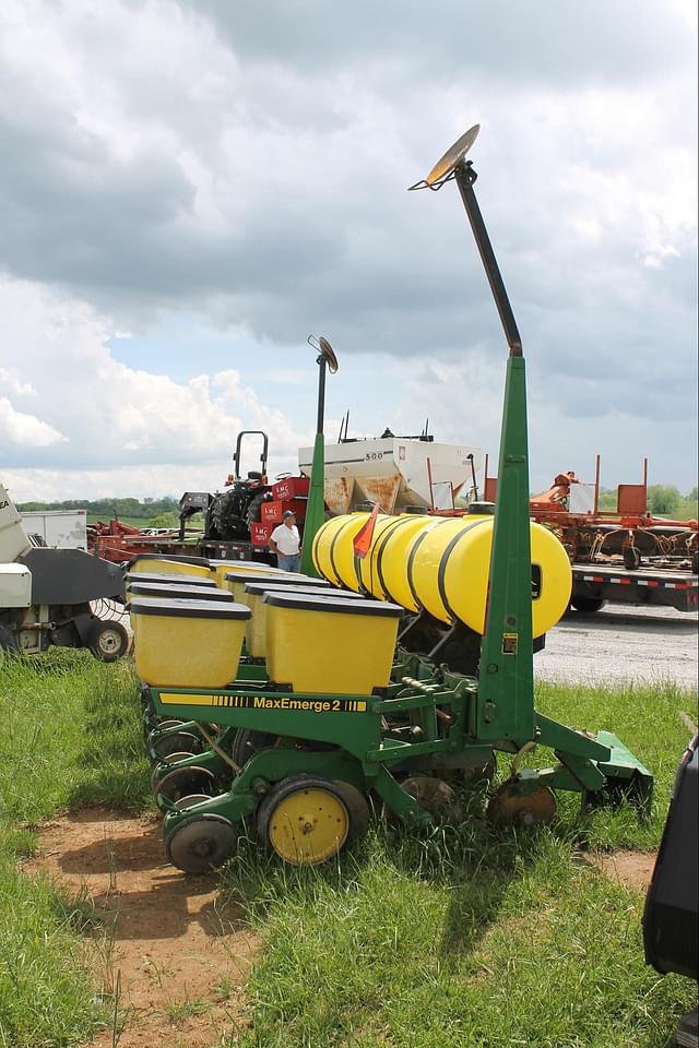Image of John Deere 7200 equipment image 1