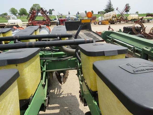 Image of John Deere 7200 equipment image 3