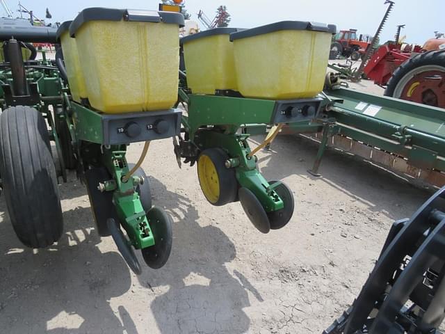 Image of John Deere 7200 equipment image 2