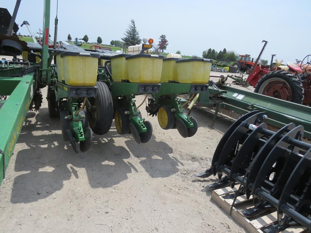 Image of John Deere 7200 Primary image