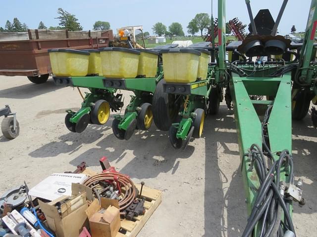 Image of John Deere 7200 equipment image 1