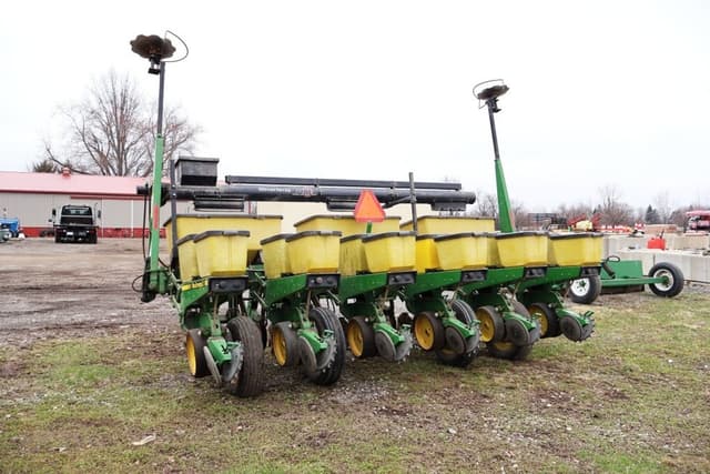 Image of John Deere 7200 equipment image 2