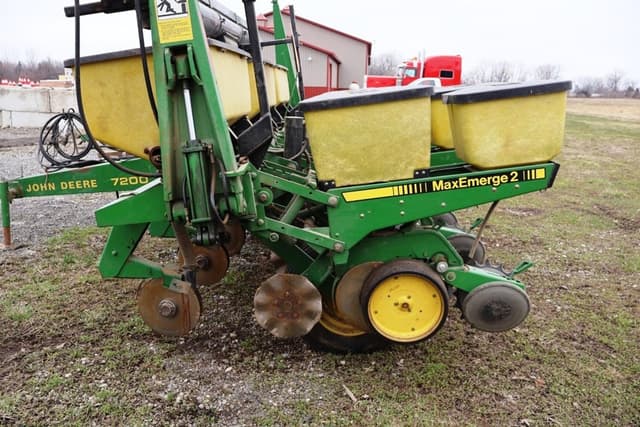 Image of John Deere 7200 equipment image 1