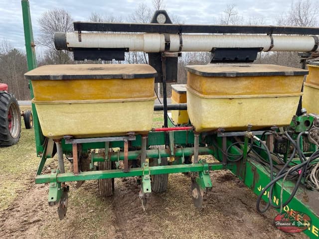 Image of John Deere 7200 equipment image 1