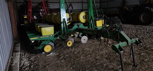Image of John Deere 7200 equipment image 1