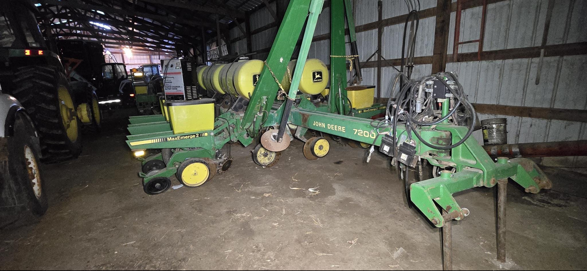 John Deere 7200 Equipment Image0