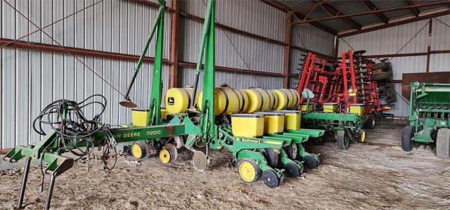 Image of John Deere 7200 equipment image 1