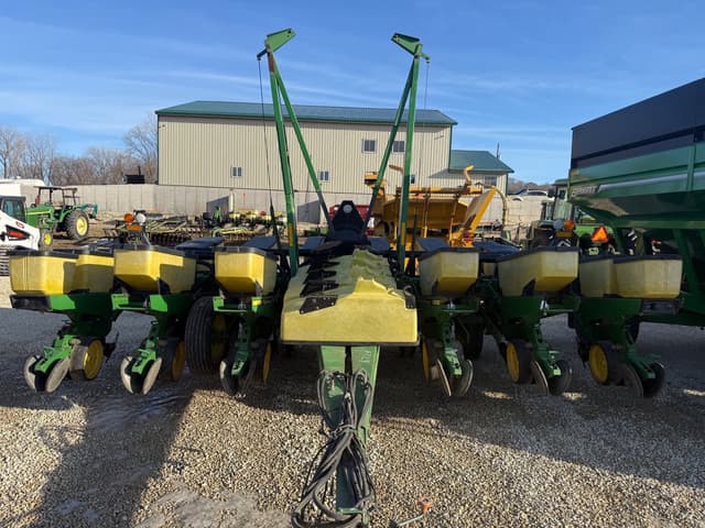 Image of John Deere 7200 equipment image 1