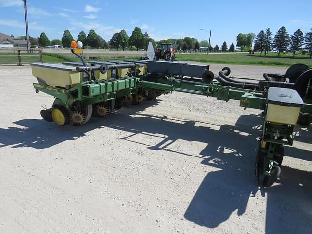 Image of John Deere 7200 equipment image 2