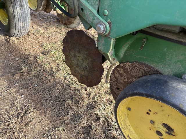 Image of John Deere 7200 equipment image 1