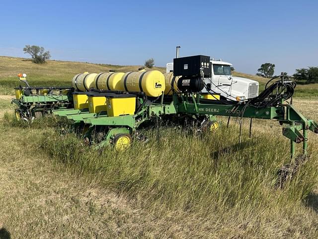 Image of John Deere 7200 equipment image 1