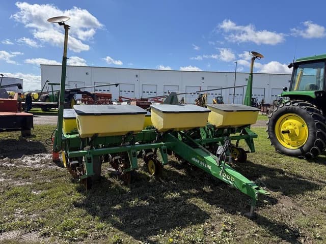 Image of John Deere 7200 equipment image 3