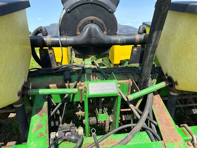 Image of John Deere 7200 equipment image 4