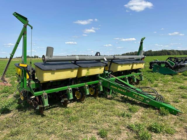 Image of John Deere 7200 equipment image 1