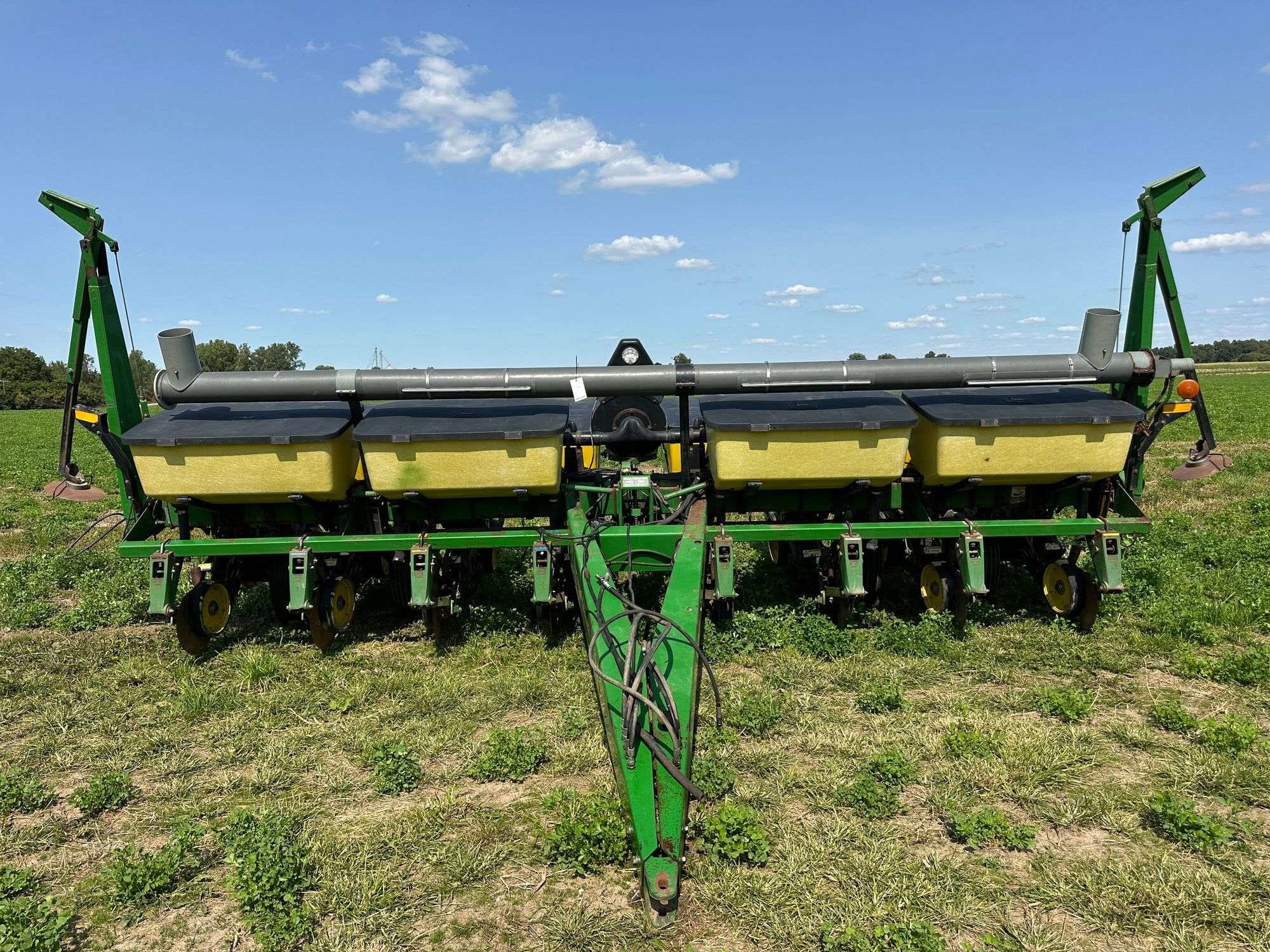 John Deere 7200 Equipment Image0