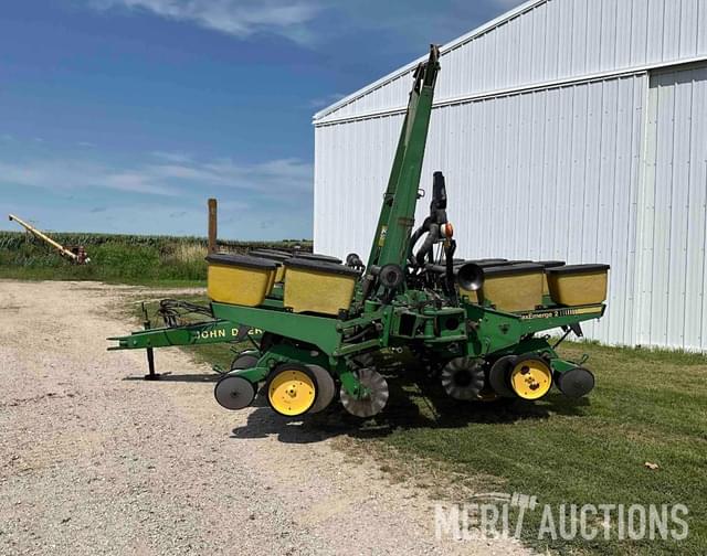 Image of John Deere 7200 equipment image 1