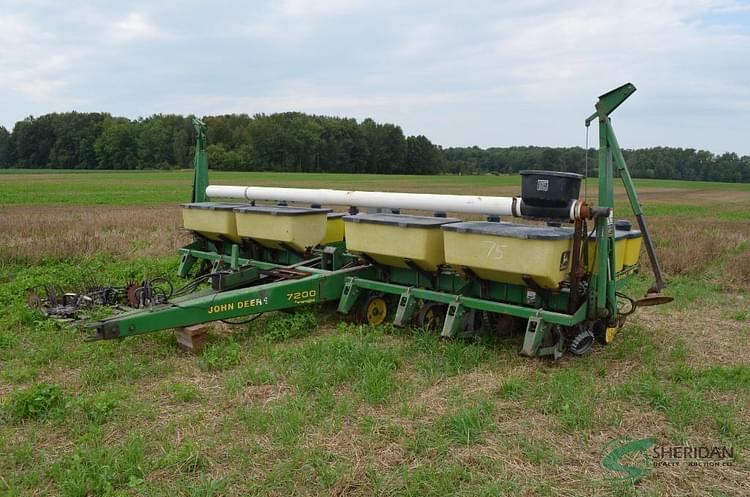 John Deere 7200 Equipment Image0