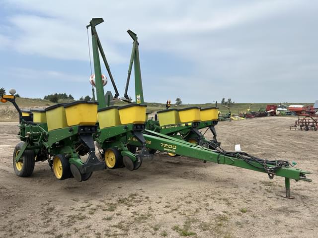 Image of John Deere 7200 equipment image 1