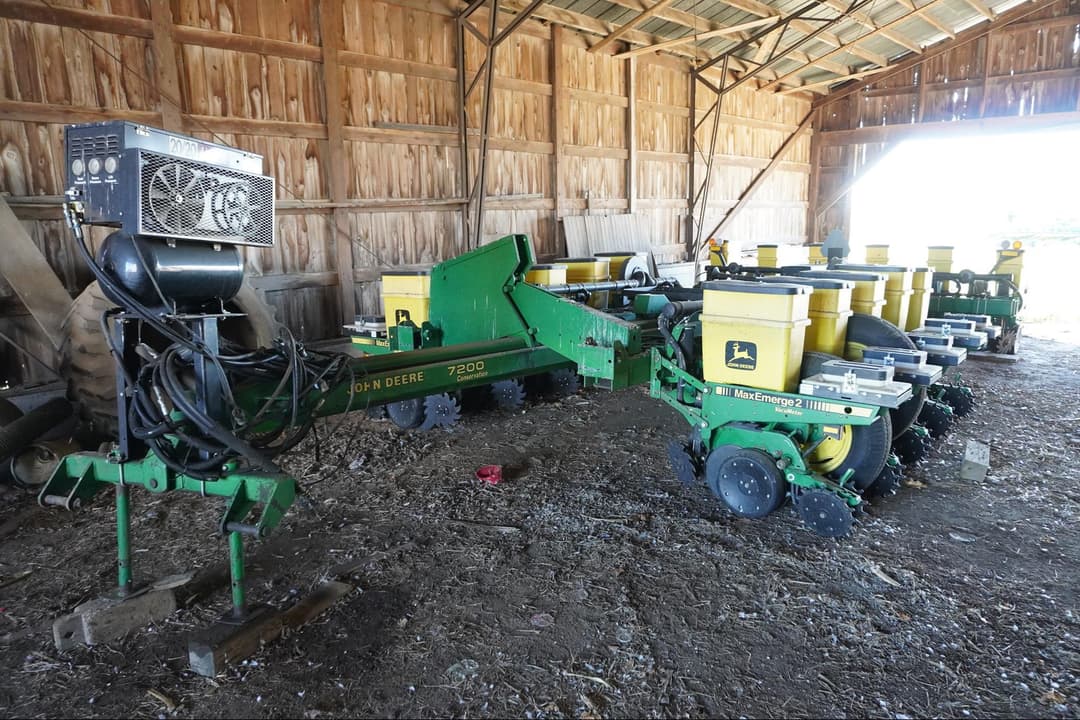 Image of John Deere 7200 Image 0