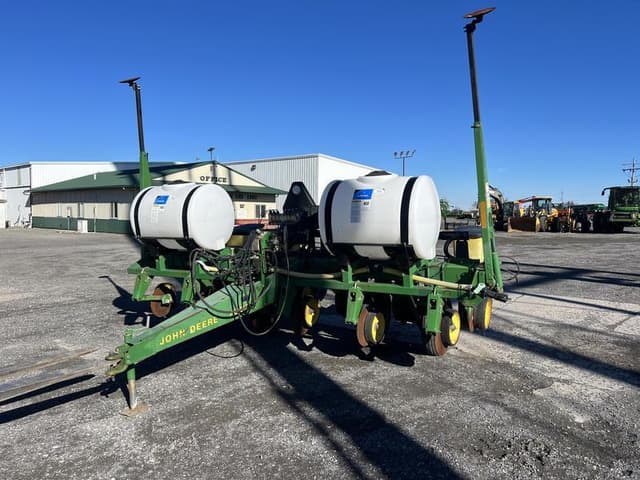 Image of John Deere 7200 equipment image 1