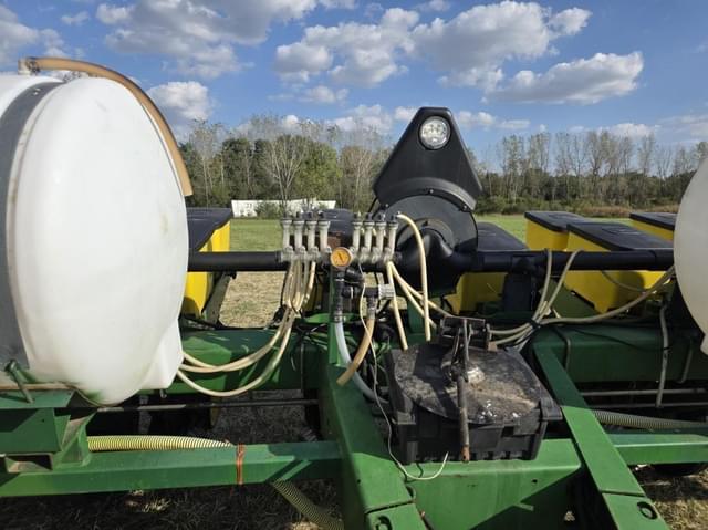 Image of John Deere 7200 equipment image 4