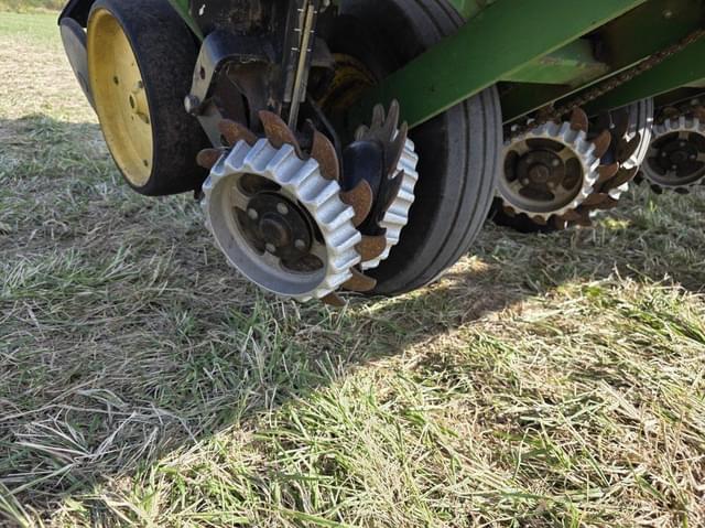 Image of John Deere 7200 equipment image 1