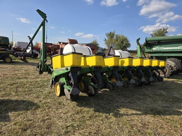Image of John Deere 7200 equipment image 2