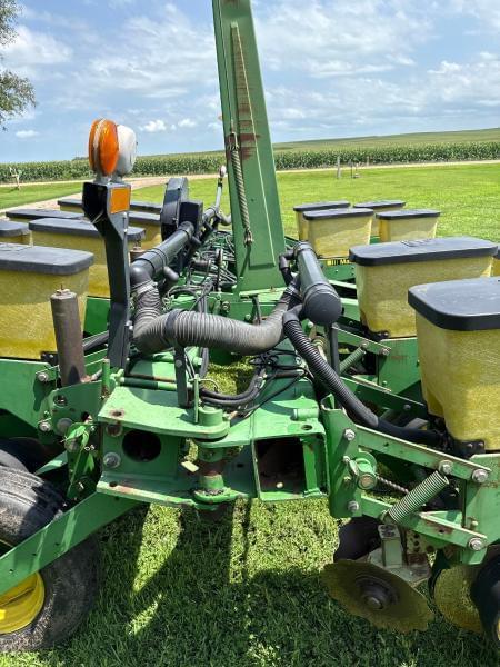 Image of John Deere 7200 equipment image 3