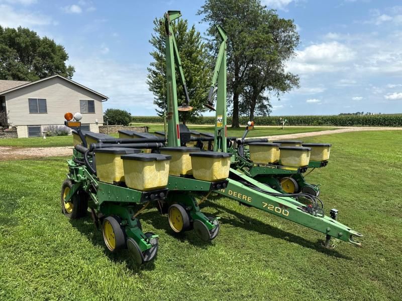 John Deere 7200 Equipment Image0