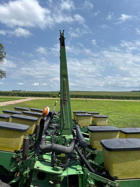 Image of John Deere 7200 equipment image 4