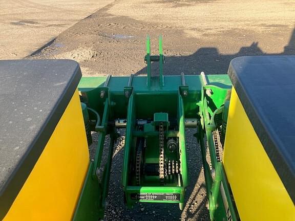 Image of John Deere 7200 equipment image 3