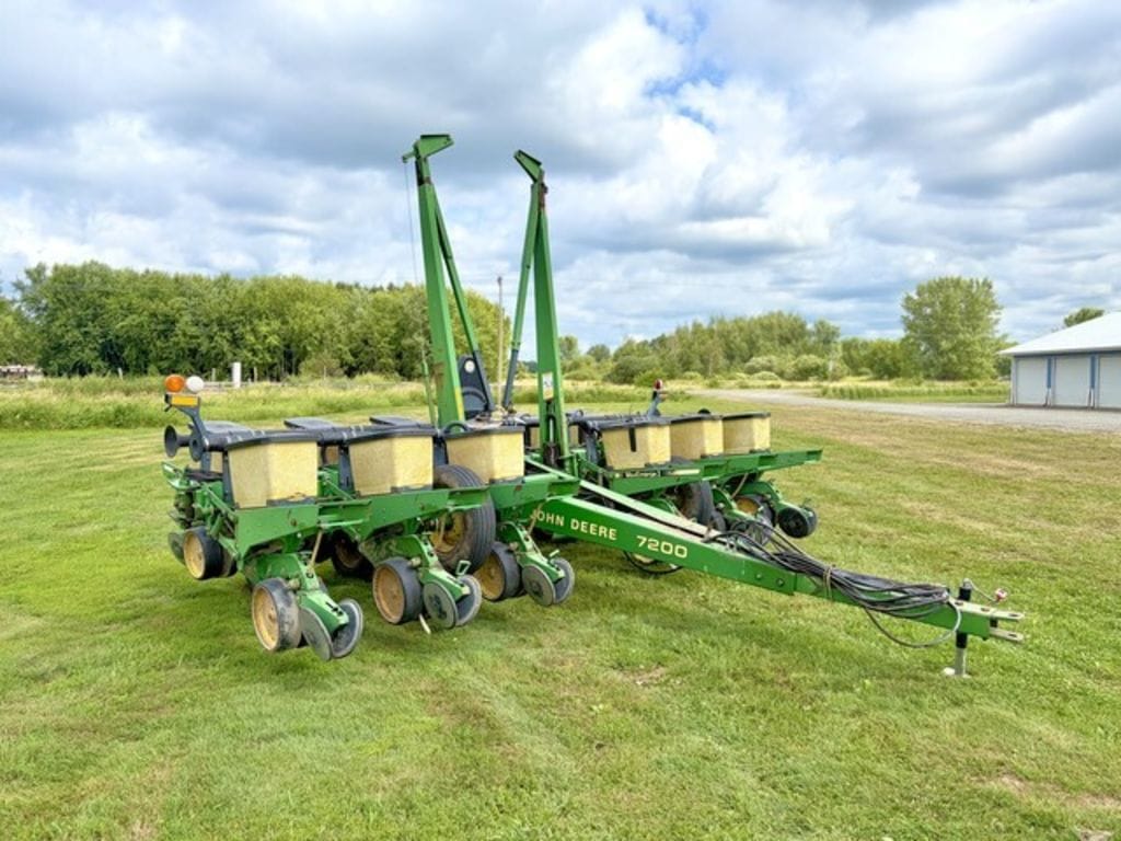 John Deere 7200 Equipment Image0