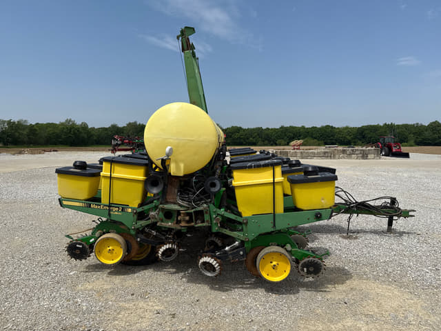 Image of John Deere 7200 equipment image 1