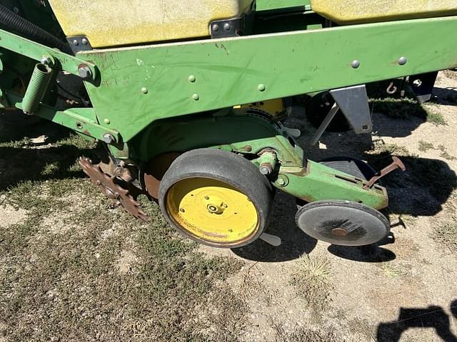 Image of John Deere 7200 equipment image 4