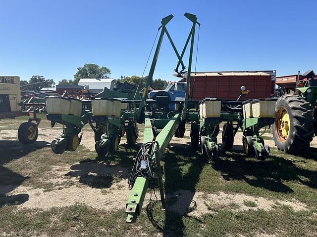 Image of John Deere 7200 equipment image 1