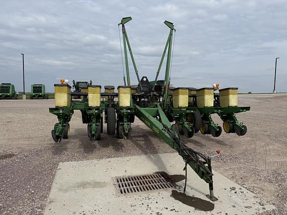 Image of John Deere 7200A equipment image 2