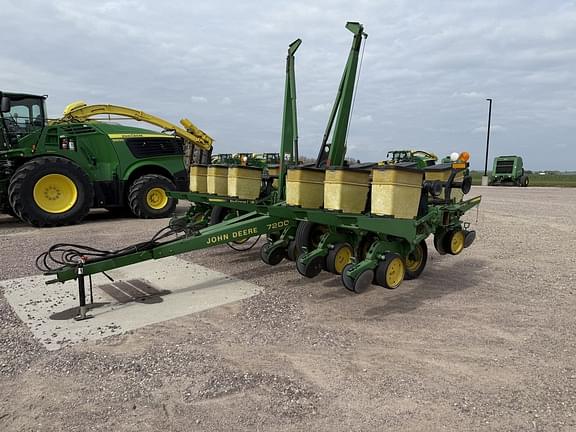 Image of John Deere 7200A equipment image 1