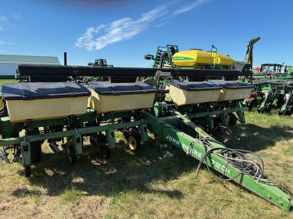 Image of John Deere 7200 equipment image 1