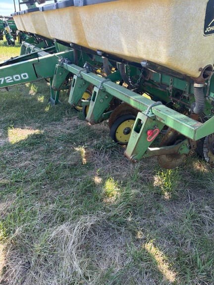 Image of John Deere 7200 equipment image 4