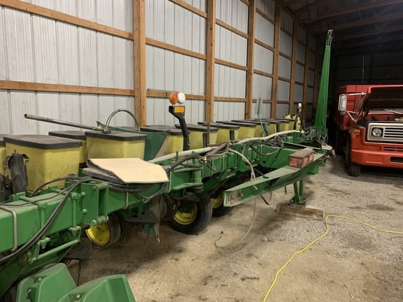John Deere 7200 Equipment Image0