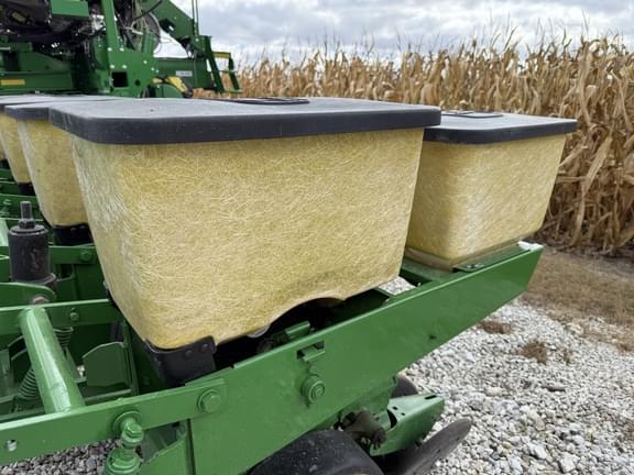Image of John Deere 7200 equipment image 3