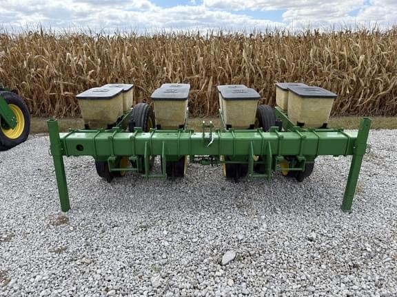 Image of John Deere 7200 equipment image 1