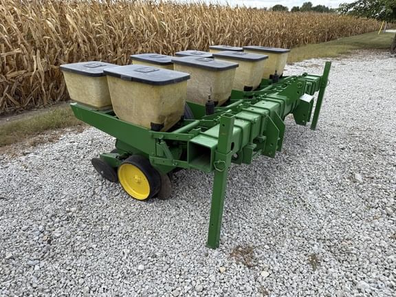 John Deere 7200 Equipment Image0