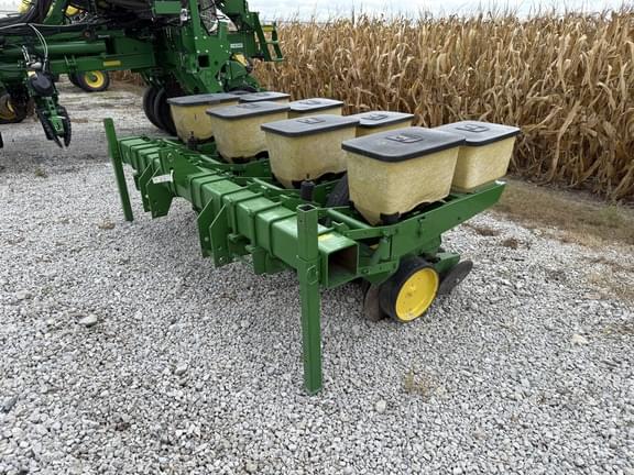 Image of John Deere 7200 equipment image 2