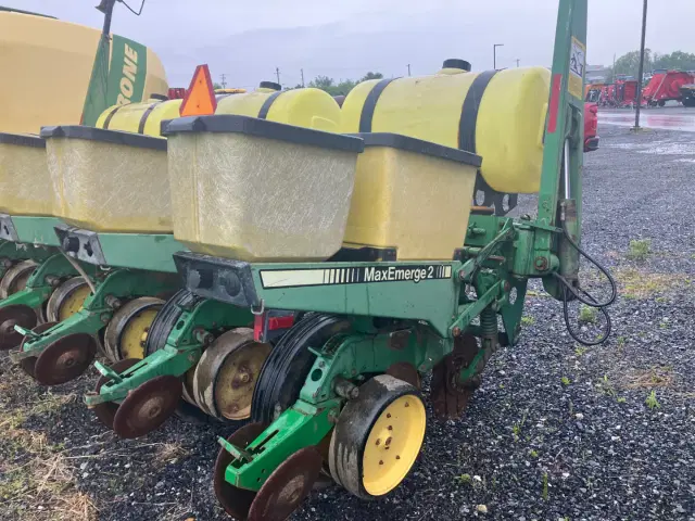 Image of John Deere 7200 equipment image 2