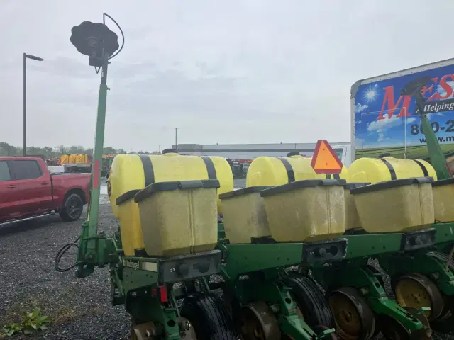 Image of John Deere 7200 equipment image 1